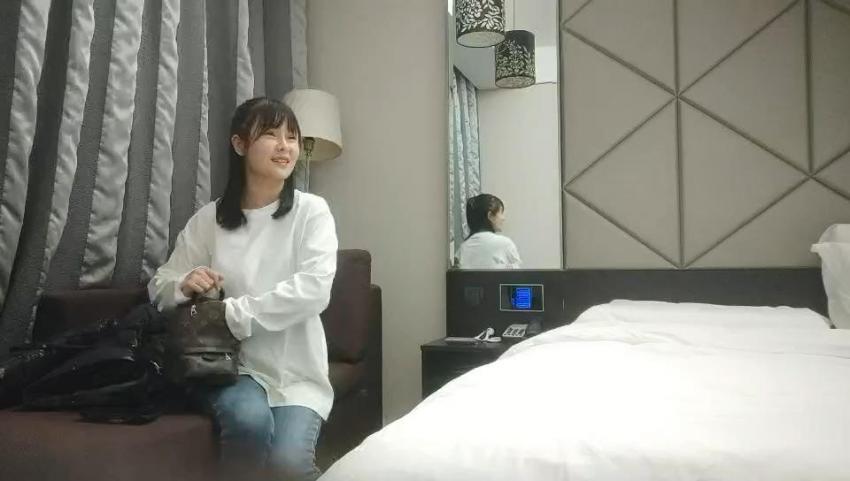 草莓修车 - 白衣清纯乖巧小妹 ，舌功一流 ，后入爆操大屁股封面图