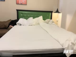 【瘦猴先生探花】，清秀良家嫩妹，小逼逼粉嫩多汁，几杯啤酒下肚开战，骚穴今夜灌浆爽翻天_学生妹_酒店真实偷拍封面图